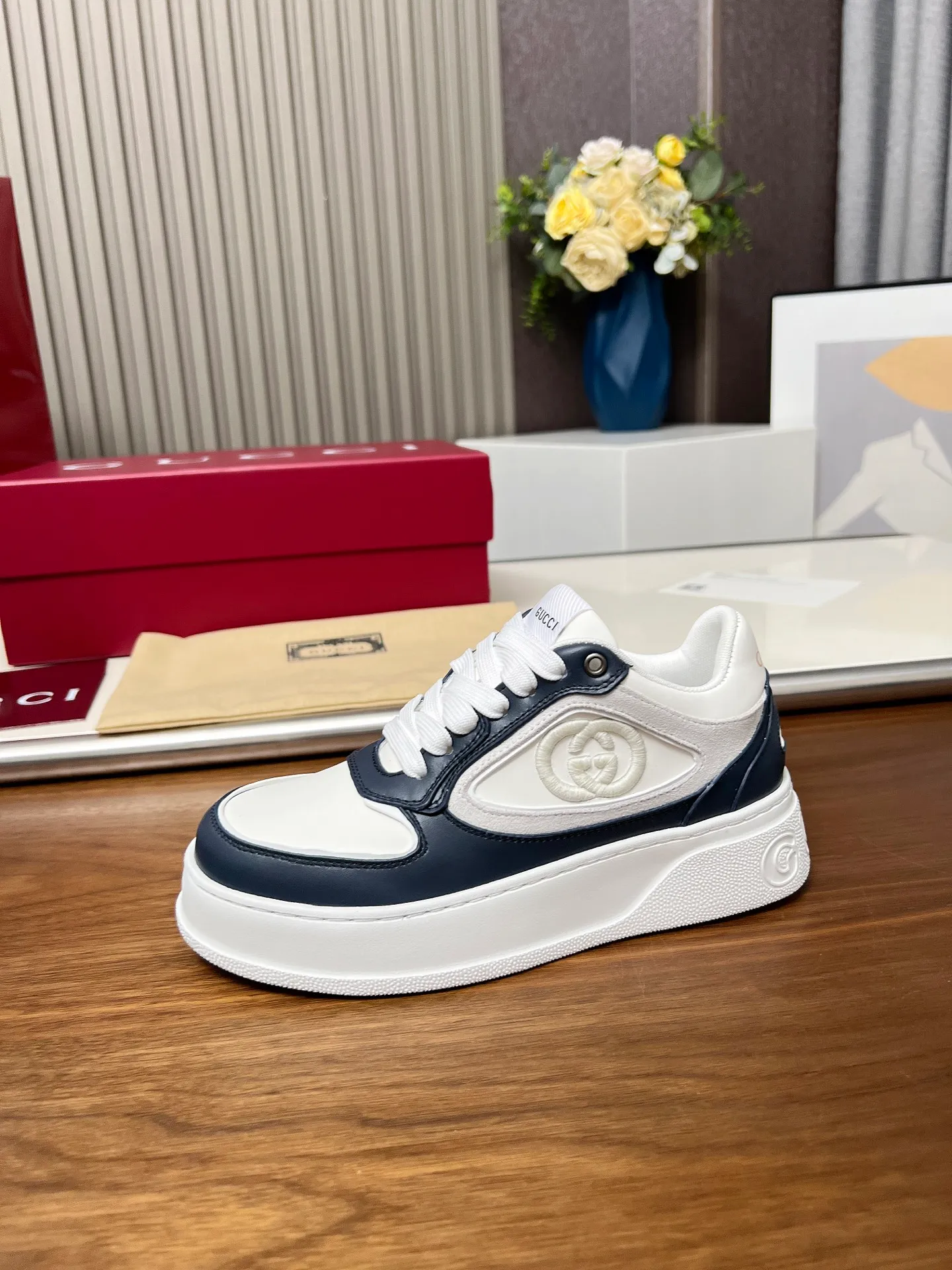 👟👟Ex-factory price 560👟👟Gucci casual sneakers, top version! Oil edge craftsmanship🌸🌸🌸1:1 reproduction. New model for early spring, creating a perfect style💣💣💣street style🔥🔥🔥Cool and stylish C-position fashionable outfit with retro and futuristic feel🌹🌹🌹Classic shoe shape, showing exquisite texture! Open mold to customize high-density outsole. Comes fully packaged. Size: Female 35-46. Fabric: Imported cowhide...men and women